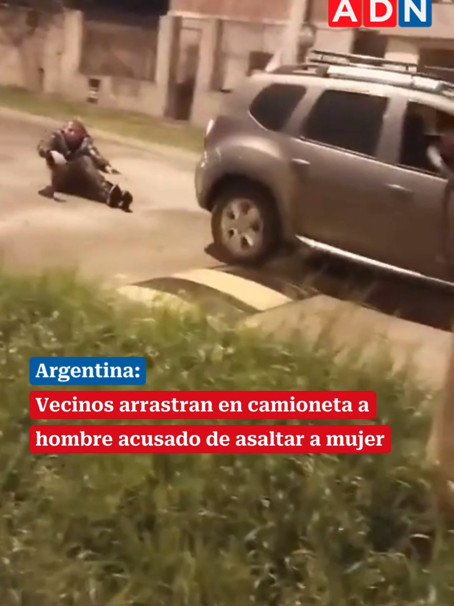 Un violento episodio ocurrió en La Matanza, Argentina, cuando un grupo de vecinos acusó a un hombre de intentar robarle a una mujer. Tras reducirlo, lo ataron de los pies a una camioneta y lo arrastraron por una cuadra antes de entregarlo a la policía.  El hecho quedó registrado en un video que rápidamente se difundió en redes sociales, generando debate. De acuerdo con fuentes oficiales, el hombre fue identificado y presentó lesiones catalogadas como leves producto del arrastre. En su declaración, aseguró que no había cometido ningún delito y que se trató de una confusión. Pese a las heridas, rechazó recibir atención médica y no quiso formular una denuncia contra quienes lo agredieron. La fiscalía local abrió una investigación de oficio para esclarecer lo sucedido y determinar responsabilidades.  El objetivo será precisar qué ocurrió antes de que el hombre fuera reducido y si existió realmente un intento de robo, además de establecer las consecuencias legales para los vecinos que tomaron justicia por sus propias manos. #argentina #robo #viral #noticias #justicia #policia