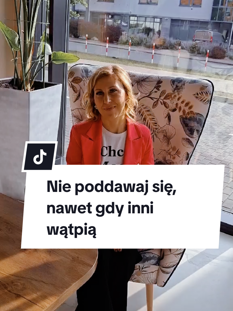 Czasem najtrudniejsze chwile sprawdzają, jak bardzo czegoś chcesz. 💪 Ale jeśli nie odpuścisz, zobaczysz efekty, o których inni tylko marzą. #nigdysięniepoddawaj #motywacjadokobiet #konsekwencja #działanie nigdy się nie poddawaj, kobieca siła, konsekwencja w działaniu