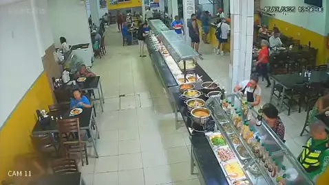 Uma explosão em uma churrascaria de Mar Grande, na cidade de Vera Cruz (BA), deixou sete pessoas feridas nesta segunda-feira (15), sendo duas em estado grave. Câmeras de segurança registraram o momento em que uma funcionária acendeu uma panela com álcool na área do buffet, causando a explosão.