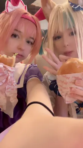 mmm burger 🍔 @danaiga #samekosaba #haruurara #cosplay #umamusume #cosplaygirl 