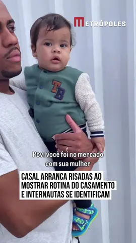 😂 Um homem compartilhou um vídeo divertido retratando situações típicas da #vidaadois. Em uma das cenas, ele aparece se arrumando diante do espelho, enquanto a esposa reclama que o esforço é exagerado apenas para ir ao mercado. Em outro momento, a “discussão” surge porque ele foi simpático demais com a atendente do caixa, e assim seguem outras situações comuns da #convivência. Nos comentários, muitos internautas se identificaram com o conteúdo:  “Mulher consegue acabar com o dia do cara fácil kkkkk”, brincou um. Já outro destacou: “Quando tem ciúmes é bom, quando deixa de ter que a coisa complica… kkkkkkkkkk”. #TikTokNotícias  📹 @osaraiva_oficial1 | @myhoodbr