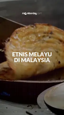 Identitas Melayu membentang luas di Asia Tenggara, bukan hanya Malaysia. Faktanya, populasi Melayu terbesar justru ada di Indonesia dengan 30 juta jiwa, disusul Malaysia 17,6 juta, Thailand 1,5 juta, Singapura 545 ribu, dan Brunei 330 ribu. Dari Sumatra hingga Pattani, dari Singapura hingga Brunei, etnis Melayu membentuk mosaik budaya yang kaya dan beragam di kawasan ini. #indonesia🇮🇩 #malaysia #melayu #singapura #fypシ゚ 