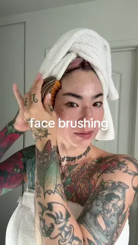 face brushing has replaced my gua shua for my face, I still use my stones for stiff muscles to massage them out. This is just so much easier on my face, lymph nodes, and wrists. #facebrushing #lymphaticdrainage  #drybrushing #skincareroutine #SelfCare 