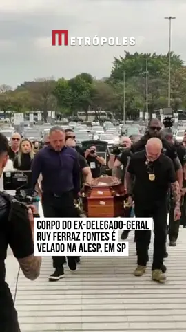 O corpo de #RuyFerrazFontes, ex-delegado-geral da #PolíciaCivil de# SãoPaulo, executado a tiros por criminosos no bairro Mirim, em Praia Grande, litoral sul de São Paulo, foi velado na manhã desta terça-feira (16/9), na Assembleia Legislativa do Estado (#Alesp). O velório começou por volta das 11h10, onde permaneceu até as 15h. O ato reuniu familiares, amigos, parlamentares e autoridades. Entre os presentes, o secretário de Segurança Pública, Guilherme Derrite, deputados estaduais e federais, o prefeito da capital, Ricardo Nunes (MDB), além de membros do governo estadual e da própria Polícia Civil. #TikTokNotícias  📹 @Vivaabc_  | @myhoodbr