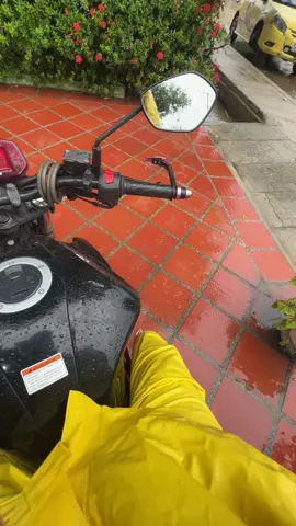 Me engañaron 🥺 #risa #broma #lluvia #moto #adultoindependiente 