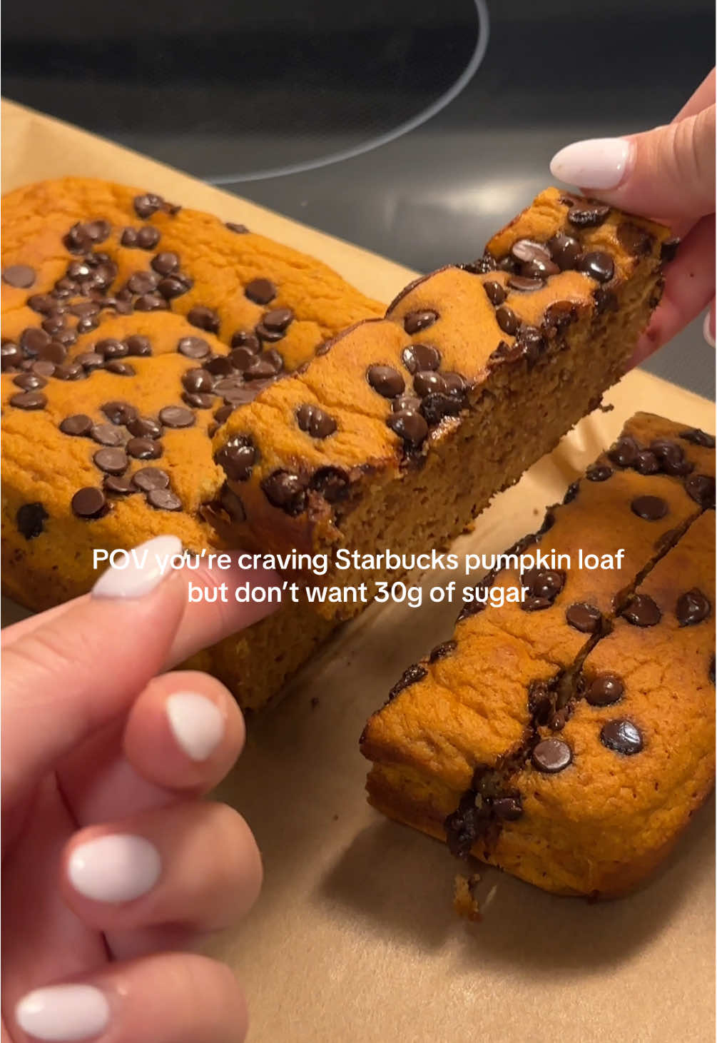 For all my fitness girlies with a sweet tooth 🧡✨ MACROS per slice (makes 9 slices) Calories: ~114 Carbs: ~11 g Fat: ~5 g Protein: ~7 g Sugar: ~6 g Ingredients - 1 cup pumpkin puree - 1/3 cup @MALK Organics Vanilla Almond Milk - 2 tsp baking powder - 2 tbs maple syrup - 1 tsp vanilla extract - 1/3 cup almond flour - 1 tsp @Simply Organic cinnamon  - 2 scoops of @RYSE Supplements Cinnamon Toast protein - 1 egg - 1/4 cup mini chocolate chips ⭐️ Bake at 350° for 30-35 minutes. #highproteinrecipes #healthydessert #macrofriendly #pumpkinbread #falltreats 