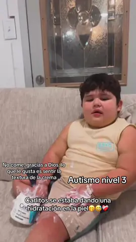 Él se estaba dando una hidratación hermanas😅🤣🤭🧩#hidratacion #cremecorporal #travesura #autism #babycarlitos💙😍 