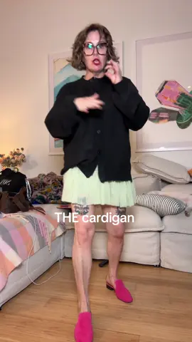 Baggy and Flattering can coexist #oversizedcardigan #baggycardigan #blackcardigan #tiktokshopcreatorpicks #creatoricons