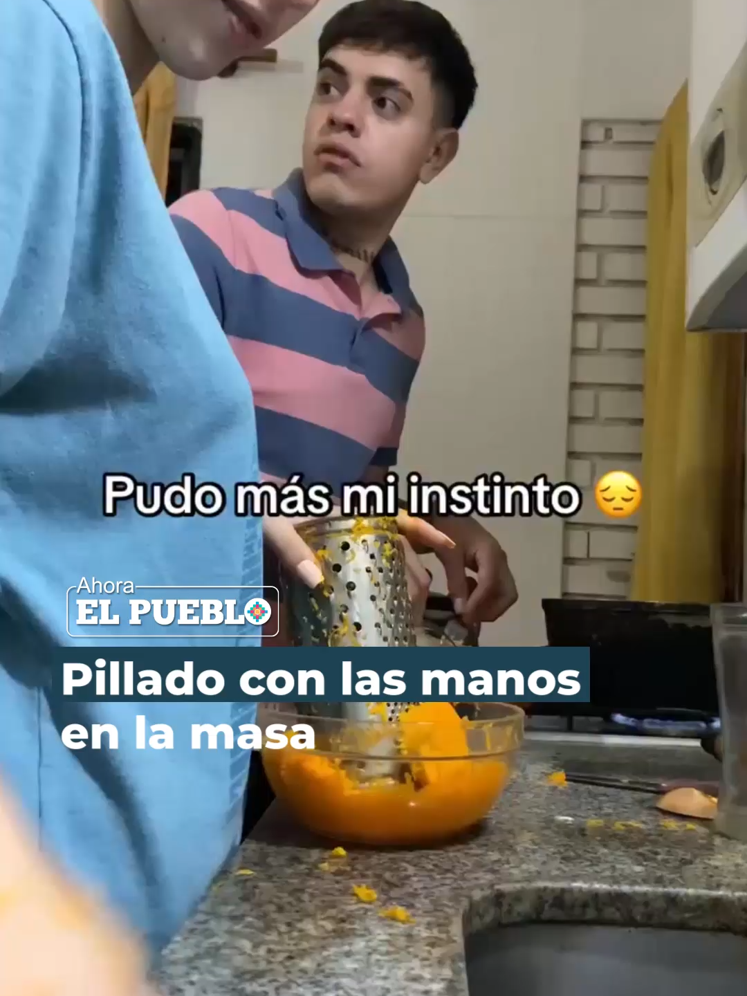 Cocinaban juntos, pero él quiso probar la comida a escondidas… ¡y casi logra salirse con la suya! 🍽️😅  Video: Lucas Portillo #pareja #cocinando #ahoraelpueblo