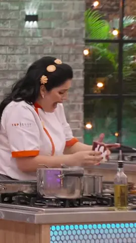 Nuevas rivalidades, más presión y ninguna ayuda. 😈El reto por la inmunidad pondrá al 'Top 10' de #TopChefVIP4 ¡de cabeza! 🙃😨 ESTA NOCHE 7pm/6c por Telemundo. 