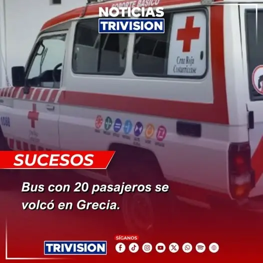 🔴#NoticiasTrivision | Un autobús que transportaba 20 personas incluidos estudiantes, colisionó contra un objeto fijo y terminó volcado en San Juan de Bolívar en Grecia.  Según informes, 18 pacientes se encuentran en condición estable y el conductor fue trasladado a un centro médico.