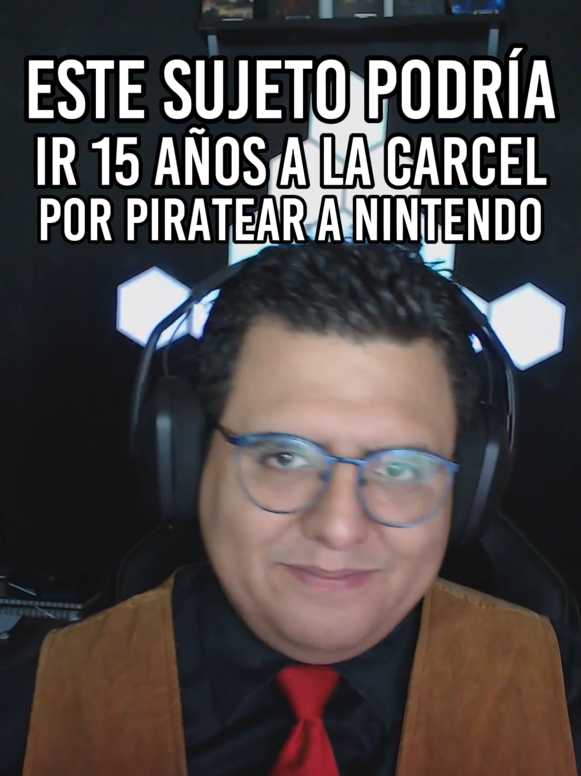 Este sujeto podría ir 15 años a prisión por vender productos de Nintendo.  Este hombre pensó que replicar un producto era lo mismo que emularlo y decidio empezar a importar productos de Nintendo con calidad dudosa para vender al por mayor. Resulta que el tipo estaba vendiendo consolas y accesorios falsos de Nintendo y Pokémon por más de 2 millones de dólares 💸🎮. El protagonista de esta historia es Isaac Lapidus, de Nueva York, acusado de falsificación y conspiración tras inundar el mercado con bases falsas de Switch, adaptadores truchos, NES Mini pirata y hasta dispositivos Pokémon GO Plus+ clonados. Todo iba “bien” hasta que las devoluciones masivas llamaron la atención de amazon, y un funcionario de Nintendo confirmó lo obvio: nada de lo que vendía este sujeto era original 🕵️‍♂️🔍. Cuando los fiscales allanaron su almacén, encontraron un Disneyland de la piratería, y ahora el buen Lapidus enfrenta hasta 15 años de prisión ⛓️. Amazon ya lo bloqueó, pero este caso es solo la punta del iceberg: en 2025 vimos redes que movían millones en consolas retro falsificadas en Italia y estafas con cartas de Pokémon que se gestan todos los dias en internet. Moral de la historia: si ves una “oferta imperdible” de Nintendo en línea, recuerda que la gente ya no se conforma con emular a Nintendo ahora lo piratean de forma masiva ⚡🐭. Si parece demasiado bueno para ser verdad, probablemente debas pasar de largo. #Nintendo #Gamer #nintendoswitch #nintendoswitch2 #gamerdenacimiento 