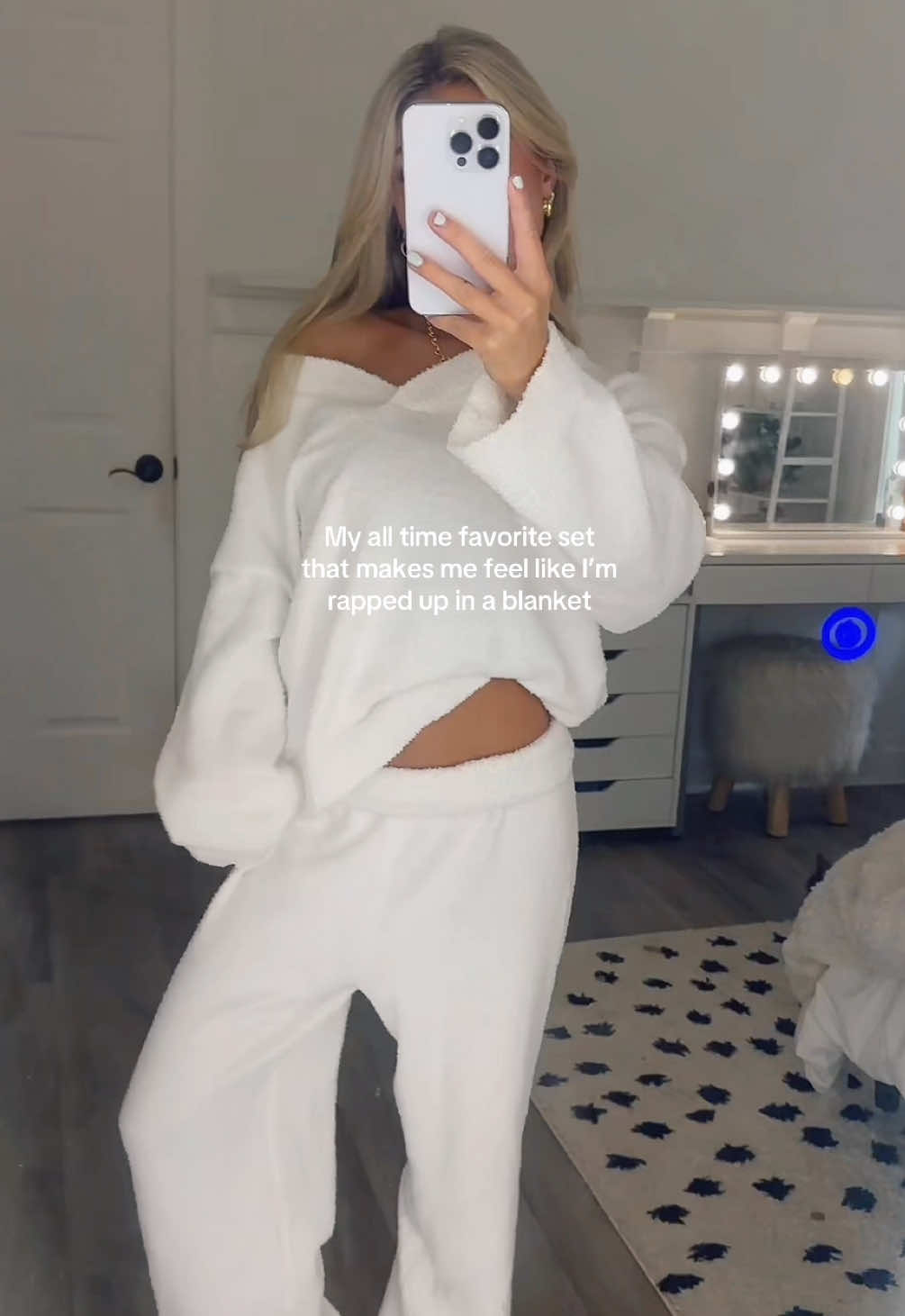 I absolutely love this set! It’s so soft a V-neck top with wide-leg pants. Minimalist design for ultimate comfort, perfect for relaxing at home or casual everyday wear. 🤍☁️✨ ##fuzzy##comfy##set##fall##fypシ
