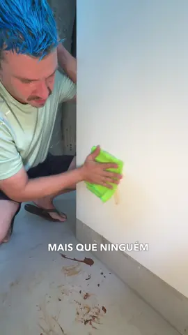 Essa foi uma das maiores descobertas que a gente fez e virou a nossa favorita: blindar a pintura da casa. Sabe essa história de ter que repintar todo ano porque a parede suja com o uso, criança brincando, arrastar de móveis e o dia a dia da casa? Esse problema acabou. A gente pinta a parede normalmente e depois aplica essa resina que blinda a pintura. Ela é fosca, quase imperceptível, e mantém o visual lindo do mesmo jeito. A diferença é que, se sujar, basta passar um paninho com água que a parede fica novinha de novo. Agora me conta, de quanto em quanto tempo você pinta a sua casa e se as suas paredes também ficam sujas. #obra #reforma #arquitetura #pintura #casamoderna