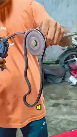 🚲🏍 Si tienes bici o moto, revisa esto sí o sí 🔧 La cadena debe estar sobre el engranaje y al moverse con presión de aire, un lado debe quedar recto y el otro ondular como serpiente 🐍✅ Si pasa eso → tu cadena está en buen estado 💯 Un tip rápido que puede ahorrarte problemas 👌 #rexo #datoraro #ConsejoÚtil #TipsDeMecánica #CuidaTuMoto Disclaimer:This information is taken from the internet which may or may not be true we do not want to spread any fake news. The content provided by this channel is meant for EDUCATIONAL PURPOSE only. Copyright Disclaimer:- Under section 107 of copyright Act 1976, allowance is made for FAIR USE for purpose such a criticism, comment, news reporting, teaching, scholarship and research. Fair use is as permitted by copyright statues that might otherwise be infringing. Non-profit, educational or personal use tips the balance in favor of FAIR USE.