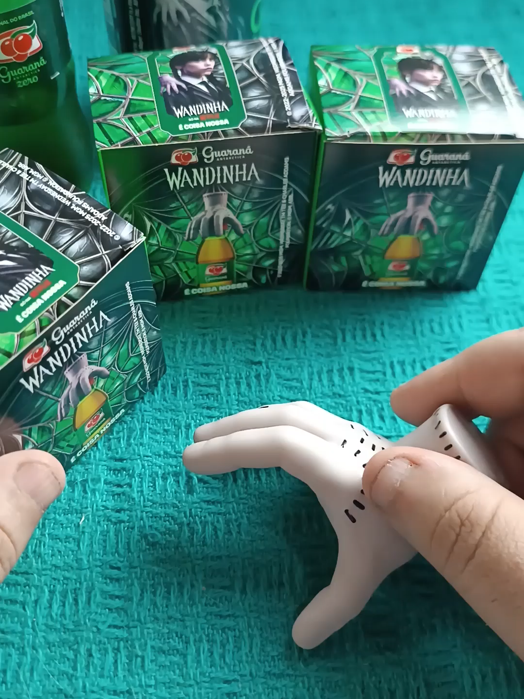 COMO ACHAR MÃOZINHA DA PROMOÇÃO WANDINHA E GUARANÁ ANTÁRCTICA  #NETFLIX #BRINDE #promo E muitos ainda não acharam a Mãozinha da serie da Netflix Wandinha em conjunto com o Guaraná Antárctica. Calma! Dessa vez não é como a Pokebola, que vinha de brinde na garrafa em qualquer supermercado.   Gostando ou não da série criada por Tim Burton, o personagem é um ícone pop. Muito legal agregar à coleção.