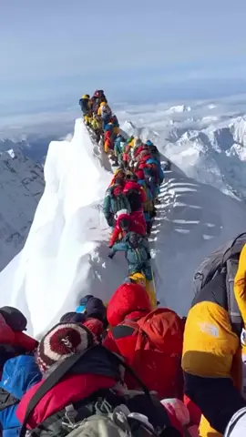 Incident of May 21, 2024 when descending after crossing the Hillary Step, a cornice suddenly collapsed just a few meters ahead of the climbers. Four climbers were almost swept away by the collapse but managed to save themselves by staying clipped to the fixed rope. Sadly, two climbers went missing and have not been found.  #nepal #himalayas #mountains #everest #mountainlovers                