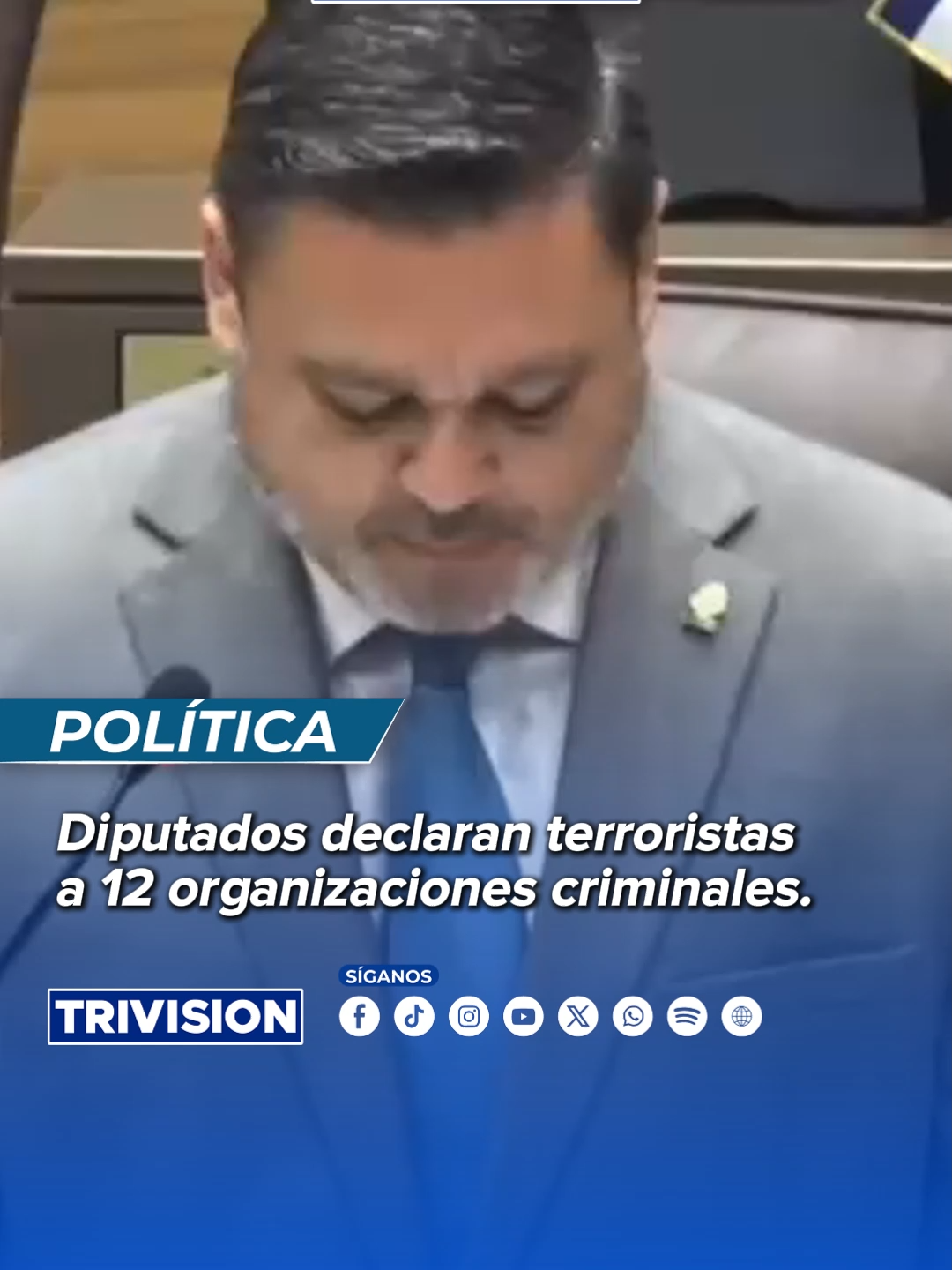 🔴#NoticiasTrivisión |  La Asamblea Legislativa aprobó una moción impulsada por el Partido Liberal Progresista (PLP) que declara terroristas a 12 organizaciones criminales internacionales, entre ellas la Mara Salvatrucha MS-13, las FARC, el ELN, el Cártel de Sinaloa y otros. La iniciativa contó con el respaldo de 34 diputados de cinco fracciones; en contra solo votaron los diputados del Frente Amplio y la independiente Gloria Navas. El acuerdo incluye un llamado al Poder Ejecutivo, al Ministerio Público y al Poder Judicial para reforzar acciones contra estas estructuras, con el fin de impedir su influencia en el país y reducir el riesgo de penetración en instituciones estatales y comunidades vulnerables.