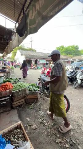 ok lagi pasar baureno…disamping sepi pengunjung harga ayam juga lagi meroket,, menjadikan para pedagang makin menjerit😫😫disini saya setiap hari jualan ayam potong ya..🤗🤗#pasarbaureno #bojonegoro #bojonegoro24jam #bojonegoropride 