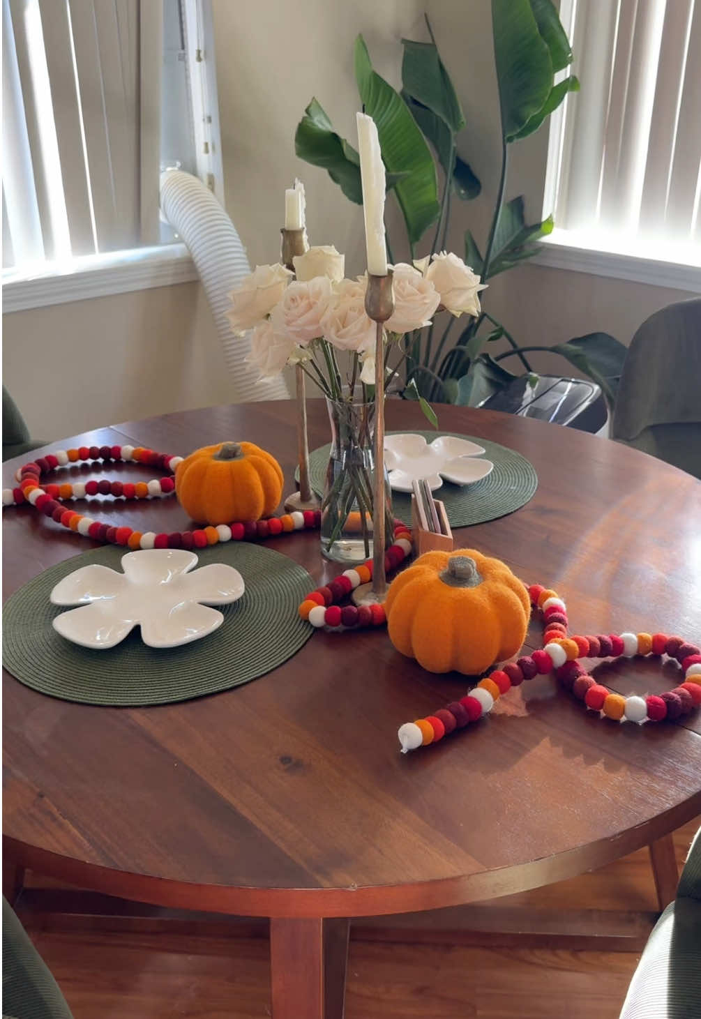 I’m obsessed with my fall table set up from Trader Joe’s 😭🎃 #falldecor #falltabledecor #traderjoes  