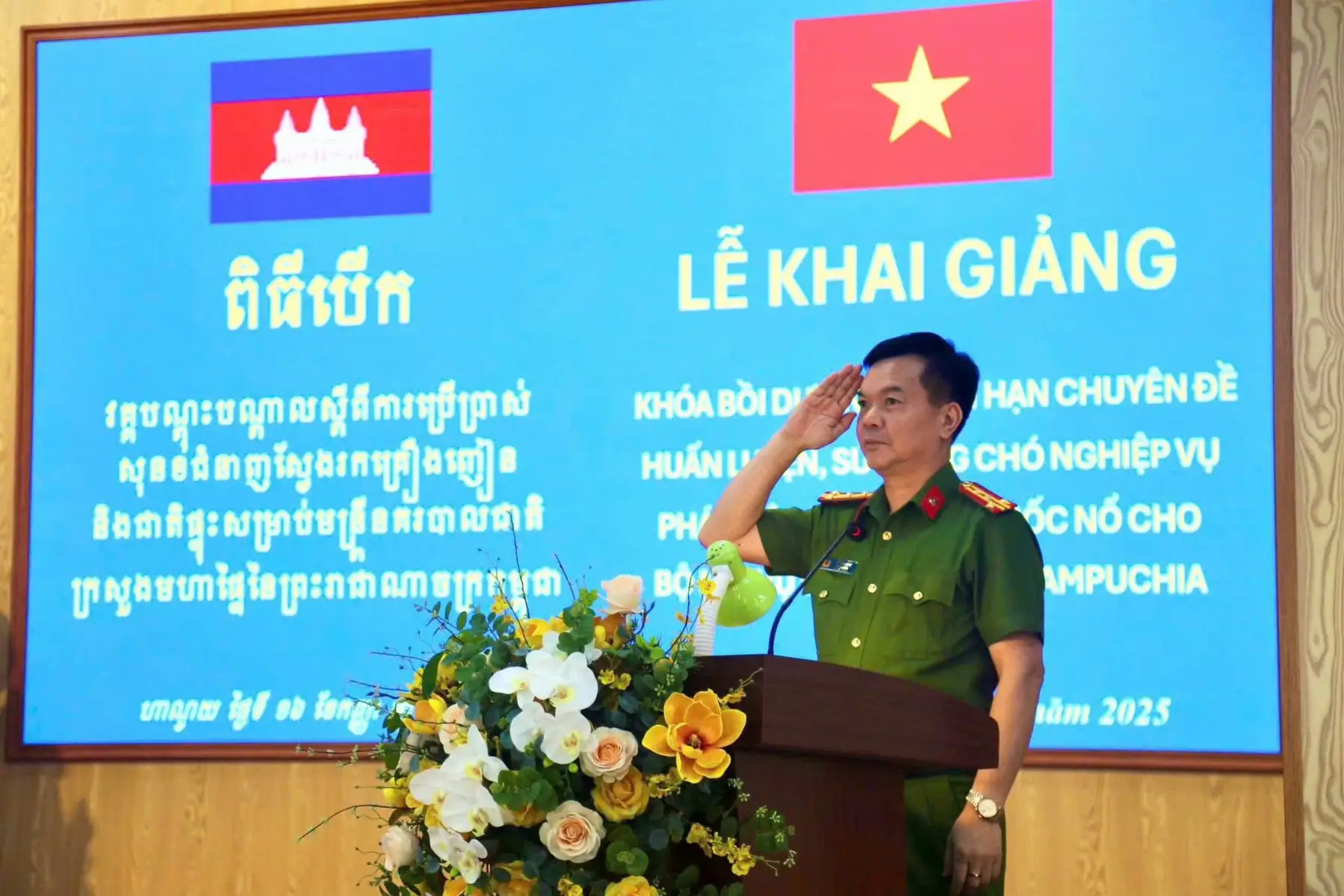🇻🇳🤝🇰🇭 HỢP TÁC QUỐC TẾ🇻🇳🤝🇰🇭 Phát huy mối quan hệ truyền thống, hữu nghị và hợp tác, ngày 16/9/2025, tại Trung tâm Huấn luyện và sử dụng động vật nghiệp vụ, Bộ Tư lệnh CSCĐ đã long trọng tổ chức Lễ khai giảng khóa bồi dưỡng ngắn hạn chuyên đề huấn luyện, sử dụng chó nghiệp vụ phát hiện ma túy, thuốc nổ cho 32 học viên Campuchia (30 cán bộ huấn luyện, 02 phiên dịch) trong thời gian 06 tháng. Đến dự và chỉ đạo có đồng chí Đại tá Đỗ Tiến Thuỳ, Phó Tư lệnh CSCĐ; đồng chí Mang Kinal – Bí thư thứ hai, Đại sứ quán Campuchia tại Việt Nam; cùng đại diện lãnh đạo các Phòng chuyên môn, đơn vị chức năng. Phát biểu chỉ đạo, đồng chí Phó Tư lệnh CSCĐ nhấn mạnh tinh thần đoàn kết, chấp hành nghiêm quy định, chủ động sáng tạo, tích cực trao đổi của học viên để lĩnh hội kiến thức, kỹ năng. Đồng chí tin tưởng sau khóa học, các học viên sẽ vận dụng hiệu quả vào thực tiễn, góp phần nâng cao hiệu quả đấu tranh phòng, chống tội phạm; đồng thời vun đắp tình đoàn kết, hữu nghị giữa nhân dân hai nước và lực lượng Công an Việt Nam – Bộ Nội vụ Campuchia. 📌 Nguồn: TTHL&SDĐVNV #botulenhcanhsatcodong_k02 #canhsatcodong #canhsatcodong_k02 #thongtinbotulenhcanhsatcodong #campuchia 