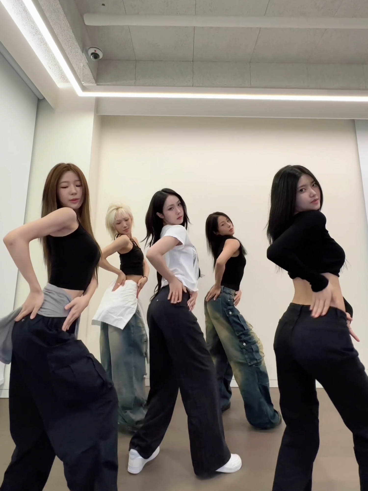 Vibe so killer 👠 with #VIVIZ #비비지 #SINB #신비 선배님🫧 @viviz_bpm #BADVILLAIN #배드빌런 #KELLY #켈리 #EMMA #엠마 #Vin #빈 #INA #이나 #THRILLER #THRILLERChallenge