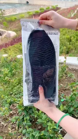 Mùa mưa thì cứ gọi là quanh năm đi làm đi học lại phải mang giày nữa chứ vậy nên tôi đã mua cái ủng bọc giày đi mưa này không còn sợ ướt giày nữa rồi! #ungdimua #bocgiaydimua #thietthuc 