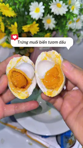 Trứng muối biển tươm dầu beo ngậy thơm lắm #trungmuoi #daugoimuoibien #trungvitmuoituomdau #food #review 
