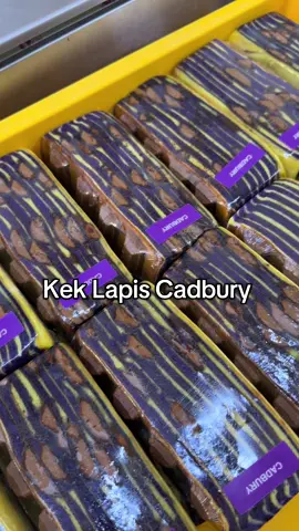 Kek Lapis Cadbury sesuai untuk yang chocolate lover 😍😍 Beli sekarang di Beg Kuning kami 🥰