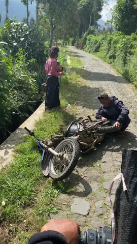 Faktor jaket di lilit di pinggang, alasil nyangkut di rante, dan terjadi laka di jalur ojeg sindoro via kledung guys, jadi untuk kalian yang turun setelah tektokan, di himbau jangan taro jaket di lilit di pinggang, usahakan pake atau masukin daypack/hydropack #ojekgunung #lakaojek KASIHAN KANG OJEK NYA! fomo boleh tolol jangan!!!