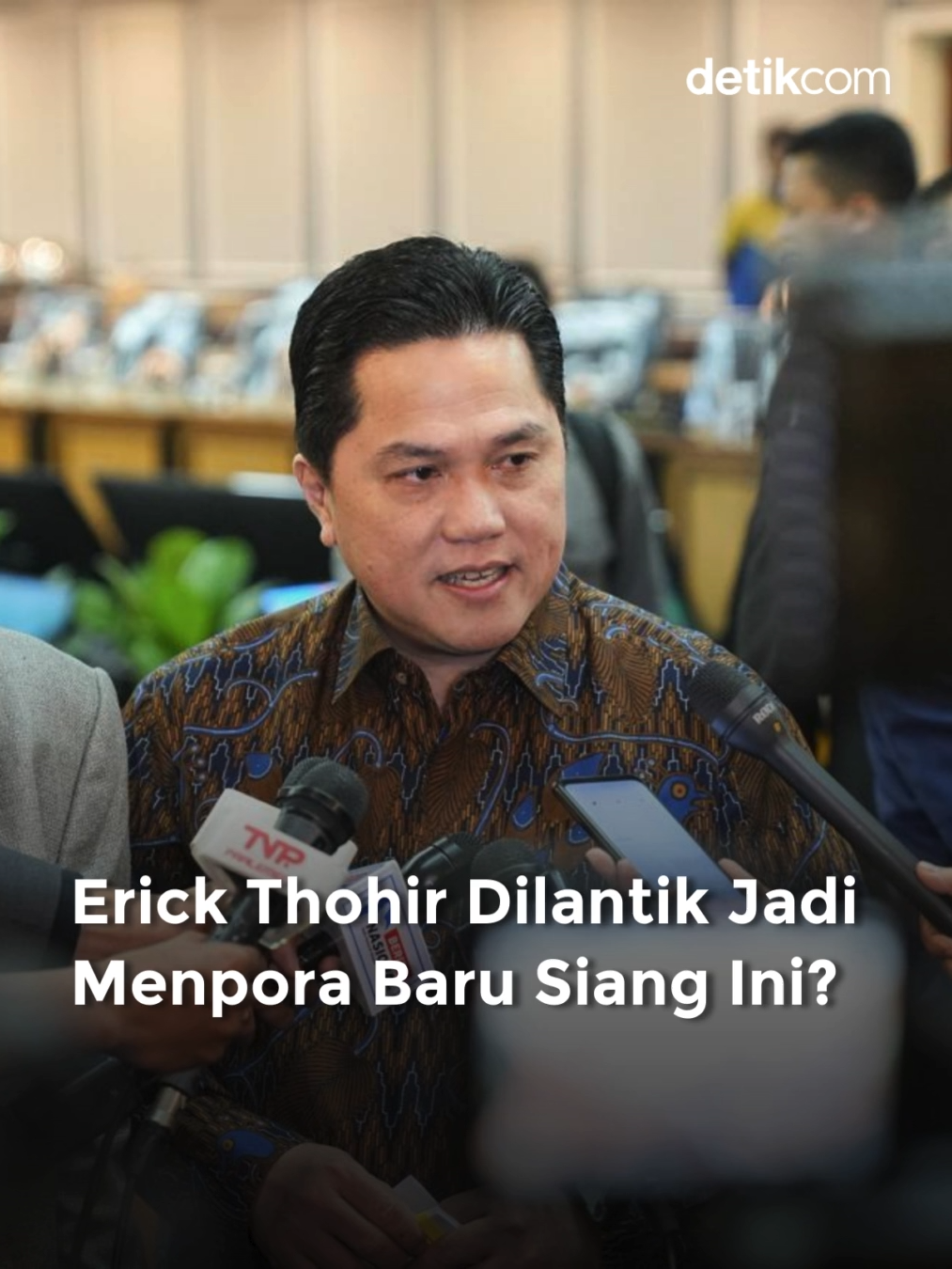Ketum PSSI Erick Thohir dikabarkan sebagai sosok Menpora baru pengganti Dito Ariotedjo. Ia disebut akan dilantik di Istana negara, Rabu (17/9/2025), siang, WIB. Nama Erick Thohir muncul dalam daftar lantik jabatan baru bersama Menkopolkam Jenderal Tni Pur Djamari Chaniago dan Wamenaker Afriansyah Noor yang beredar di forum wartawan. Munculnya nama Erick Thohir terbilang mengejutkan karena terhitung jarang disebut dalam bursa sebelumnya. Kursi kepemimpinan Kemenpora kosong sejak pekan lalu lantaran Dito Ariotedjo masuk dalam reshuffle kabinet. Nama penggantinya tidak kunjung diumumkan karena alasan sedang berada di luar kota sehingga belum bisa dilantik. Baca artikel detiksport, selengkapnya pada link di atas! Foto: Dok PSSI Creator: Prastiwi #detikcom #erickthohir #pssi #menpora