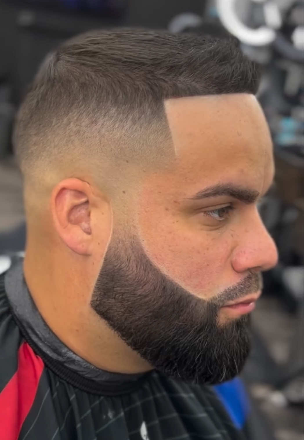 Skin Fade Tutorial 💈✨ STEP BY STEP 🔥 with ASMR Sound+ Barber 📲 @luisbarber25 #skinfade #fyp #trending #barberlife #barberia 