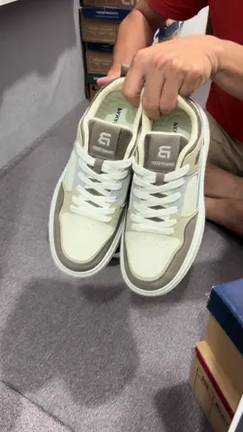 Rekomendasi sepatu cowok tampil kerenn tampil kece dari panarybody.#sepatusneakers #rekomendasisepatu #sepatucowok #sepatufashion #sepatukeren 