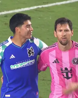 #Messi y #ObedVargas conversando en la cancha semanas después de la Final de Leagues Cup, donde Seattle Sounders se impuso al Inter Miami. 👀 (vía MLS por Apple TV)