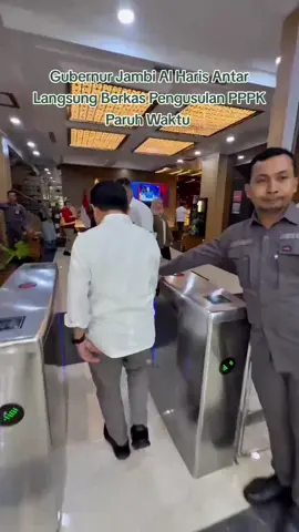 Gubernur Jambi Al Haris menunjukkan keseriusannya dalam memperjuangkan status ribuan tenaga non ASN di lingkungan Pemerintah Provinsi (Pemprov) Jambi. Pada Senin (15/09/2025), Gubernur Al Haris secara langsung mengantarkan berkas pengusulan Pegawai Pemerintah dengan Perjanjian Kerja (PPPK) paruh waktu ke Kementerian Pendayagunaan Aparatur Negara dan Reformasi Birokrasi (PANRB) di Jakarta. Kedatangan Gubernur Jambi Al Haris yang membawa ribuan daftar nama tenaga non ASN ini disambut oleh Wakil Menteri PANRB, Purwadi Arianto diruang kerjanya. Bahkan berkas usulan tenaga non ASN Pemprov Jambi menjadi tenaga kerja paruh waktu itu diserahkan langsung Al Haris ke Wakil Menteri PANRB, Purwadi Arianto. Gubernur Al Haris menyampaikan bahwa usulan PPPK paruh waktu ini merupakan langkah strategis untuk memperkuat status ribuan pegawai non ASN di lingkungan Pemprov Jambi. #menpanrb #pppk  #alharis #pariwarajambi #fyp 