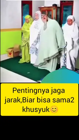 pentingnya jaga jarak, biar bisa sama² khusyuk.