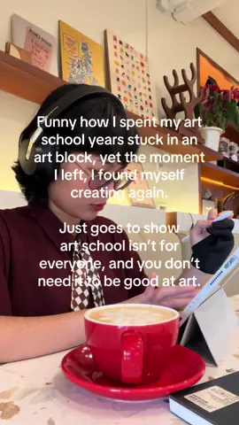 I hated college so much! It was so ironic I thought that id be able to meet some creative people like me. But no, didnt even make a single connection. Still asking myself what had happened. But that was in the past. I can restart my art journey all over again and put everything behind me. I just need to keep moving forward ♥️ #artschool #artblock #relatable #artist 