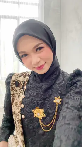 aku yang se-pink ini tiba-tiba pake kebaya full black? 👀🖤