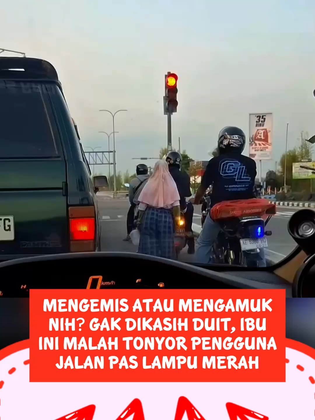 Aksi pengemis di lampu merah Madiun viral setelah men*yor kepala pria yang tak memberinya uang. Perilaku kasar di ruang publik jelas meresahkan. Membantu itu mulia, tapi jangan lewat pemaksaan. Ketertiban & kenyamanan bersama harus dijaga. - SpeedCash sc: Gus Nicho #berita #info #fyp #ForYou #speedcash