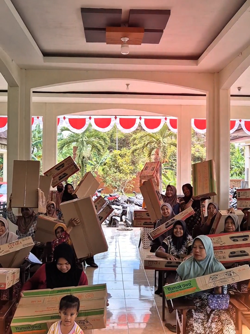Bismillahirrahmanirrahim Alhamdulillah,mengawali pertengahan Bulan September ini dengan kegiatan untuk menunjang keberlangsungan UMKM Lokal desa, dengan pelatihan & pemberian 53 unit kompor 2Tungku kepada para pegiat UMKM desa. Perekonomian desa tidak dibangun dari besarnya pabrik, tapi dari berjalannya UMKM Lokal yg mungkin, kita pandang sebagai komoditas kecil tapi sangat besar dampaknya bagi perekonomian desa. Semoga bermanfaat & membawa berkah bagi kita semua 🤲 #Curahnongkoorasepele #Umkm 