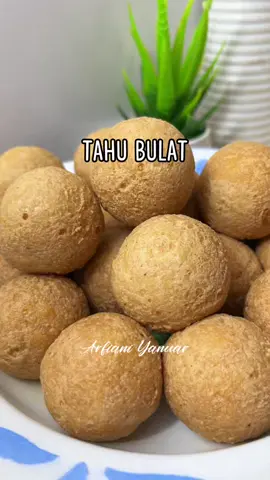 ✨Tahu bulat✨ Bahan-bahan: Tahu putih 500 gr Desaku bawang putih bubuk 1 1/2 sdt Ladaku merica bubuk 1/2 sdt Garam 1 sdt Gula 1/2 sdt Baking powder 1 1/2 sdt Kuning telur 1 butir #tahubulat_satset #resepsatset_rudy#tahubulat #reseptahu #reseptahubulat   