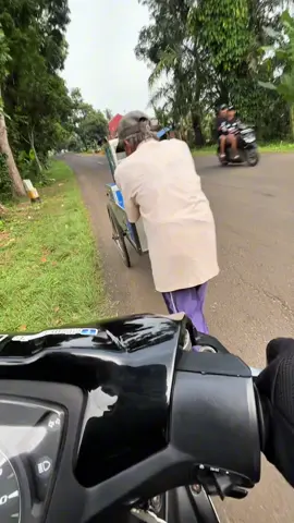 Surga mungkin tidak terletak di kaki Ayah, tapi Ayah tetap menjadi pahlawan di hatiku #fyp #berbagiituindah #mangdonat #pejuangrupiah 