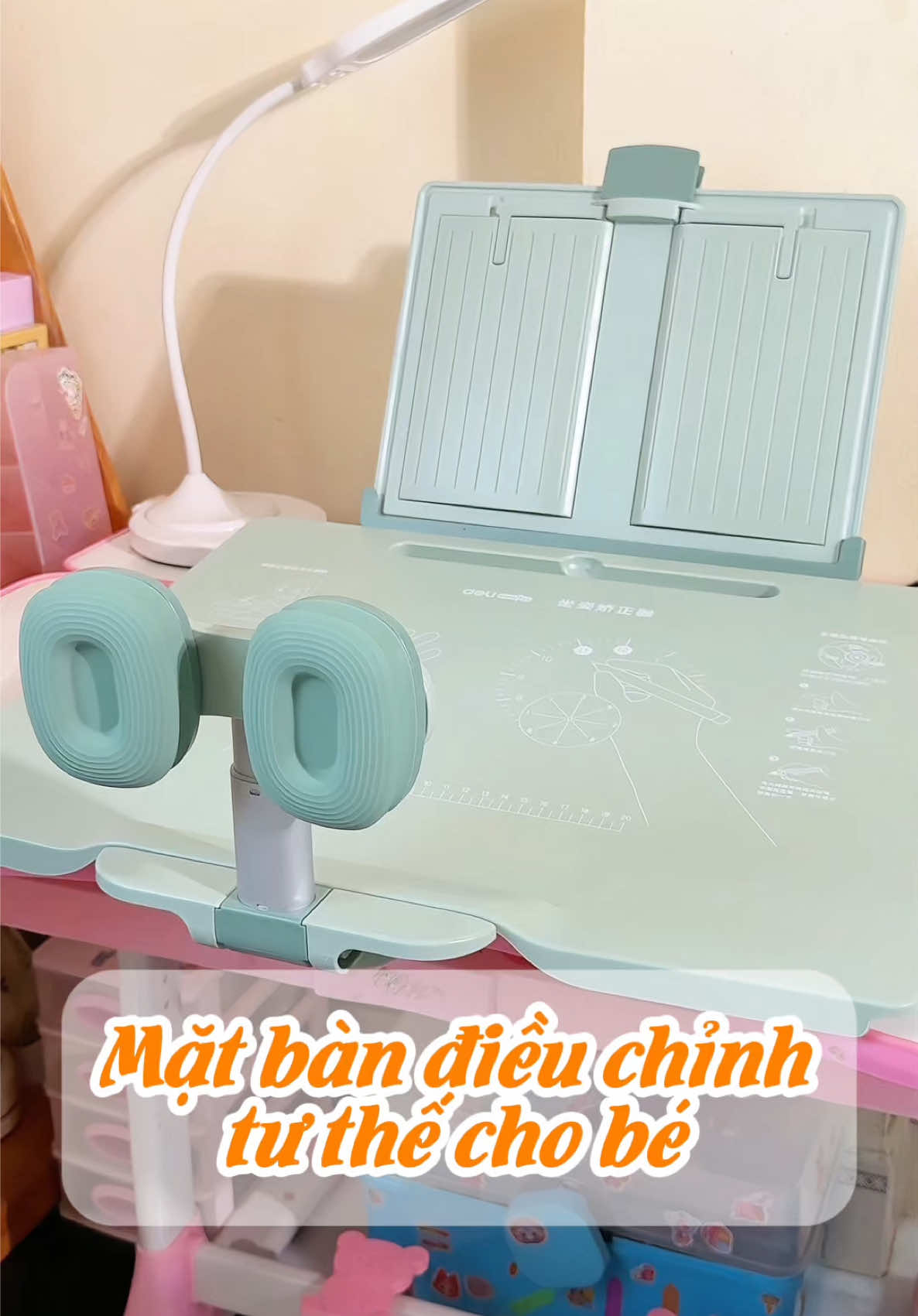 Cái mặt bàn này, chỉ cần đặt lên bất cứ mặt bàn thông thường nào, điều chỉnh độ nghiêng phù hợp là có ngay bàn học thông minh 🥰 #banhocthongminh #banhocgapgon #banhocchobe #banhocchongguchongcan #taphoabacha 