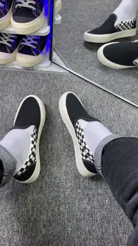Rekomendasi sepatu slip on keren dari brand Thunderbear  #thunderbear #slipon #sepatuslipon #sepatucowok #sneakerscowok 
