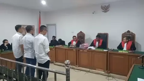 Tiga Terdakwa Dugaan Korupsi Proyek Pokir Anita Mantan Ketua DPRD Sumsel Divonis 2 Tahun Penjara  Palembang, KoranSN  Ketua Majelis Hakim Fauzi Isra SH MH didampingi Hakim Anggota Iskandar Harun SH MH dan Kristanto Sahat SH MH, Rabu (17/9/2025) memvonis tiga terdakwa dugaan kasus korupsi gratifikasi/penyuapan empat proyek Pokir  Anita Noeringhati (mantan Ketua DPRD Sumsel) pada Dinas PUPR Banyuasin yang dananya bersumber dari Bantuan Keuangan Bersifat Khusus (BKBK) kepada Kabupaten Banyuasin pada APBD Sumsel tahun 2023 dengan pidana masing-masing 2 tahun penjara. Adapun tiga terdakwa tersebut yakni Arie Martharedo Kabag Humas dan Protokol Sekretariat DPRD Sumsel, Apriansyah Kepala Dinas PUPR Banyuasin dan Wisnu Andrio Fatra alias Rio Wakil Direktur CV HK pihak kontraktor. “Mengadili, dengan ini menjatuhkan putusan vonis kepada terdakwa Arie Martharedo, Apriansyah dan Wisnu Andrio Fatra alias Rio dengan hukum pidana masing-masing 2 tahun penjara,” tegas  Ketua Majelis Hakim Fauzi Isra SH MH. Dalam amar putusan Majelis Hakim juga menjatuhkan hukuman denda kepada ketiga terdakwa. “Masing-masing terdakwa dijatuhkan hukuman membayar denda Rp 50 juta,  dengan ketentuan jika denda tidak dibayar maka diganti dengan hukuman satu bulan kurungan,” katanya. Dilanjutkan Hakim, untuk terdakwa Arie Martharedo Kabag Humas dan Protokol Sekretariat DPRD Sumsel juga dijatuhkan membayar uang pengganti sebesar Rp 600 juta lebih. (Berita lengkap klik Koransn.com)