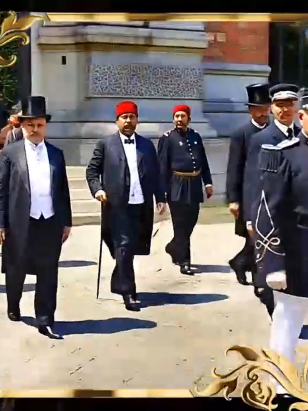 Cette photo illustre la visite officielle du Bey de Tunis à Paris en 1912, dans un contexte colonial où il représentait la continuité monarchique tunisienne, mais sous tutelle française. L’image est à la fois un témoignage de protocole diplomatique et de la mise en scène politique de l’époque. Mohamed El Naceur (ou Naceur Bey) régna sur la régence de Tunis de 1906 à 1922. Son règne eut lieu dans le cadre du protectorat français en Tunisie (instauré en 1881 par le traité du Bardo).