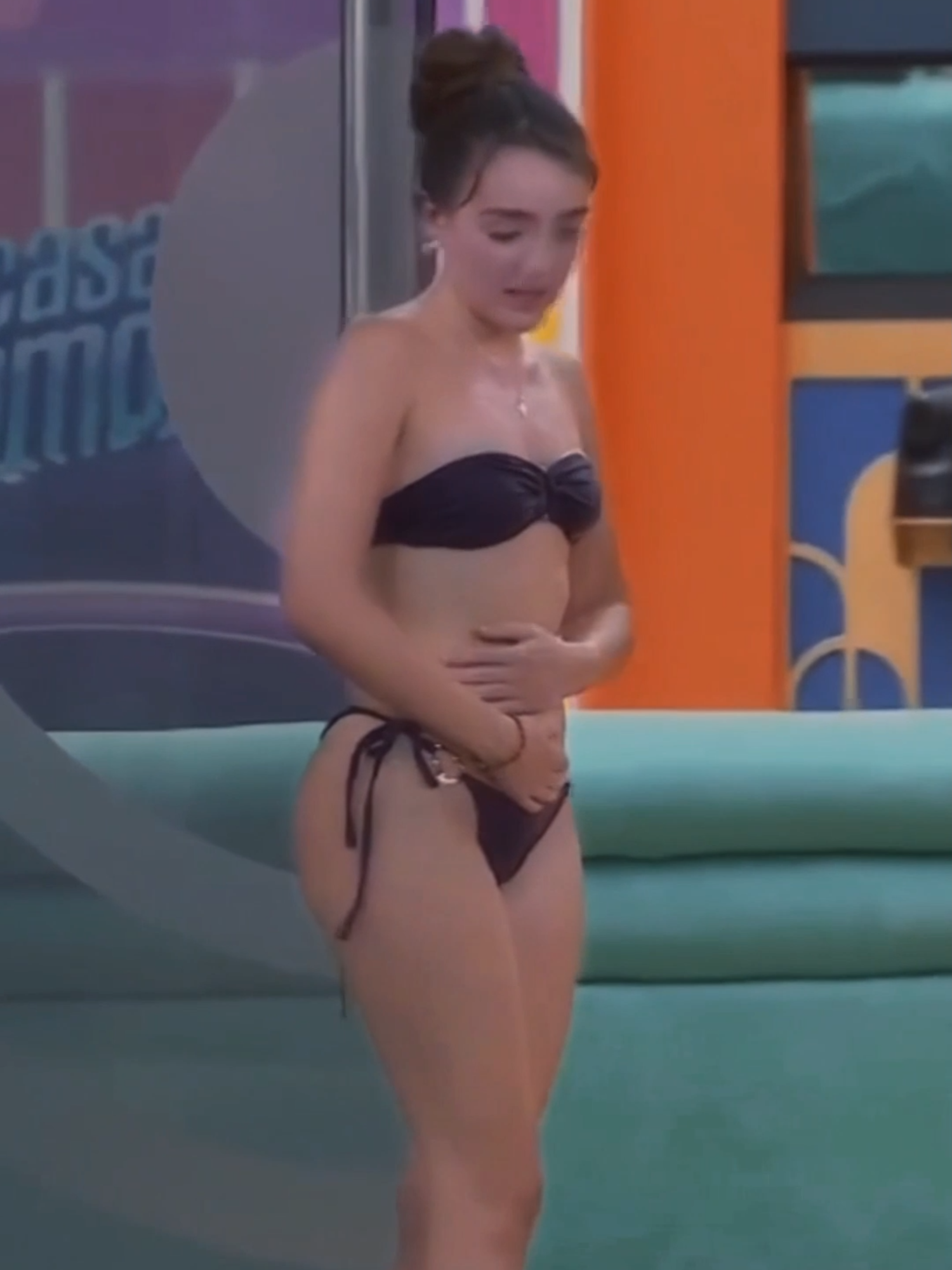 🔥 Elein Haro sube la temperatura en La Casa de los Famosos con un look en bikini que roba miradas 👙😍