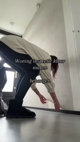 Een rolletje vlies behang van de action en ik vind het helemaal priem! Ze moeten blij zijn dat ze een witte woning krijgen van ons en niet met 100 lagen behang, 100 kleuren of vlekken.  Verklaren jullie me voor gek dat ik dit doe in een woning die we gaan verlaten? Of zou jij dit zelf ook doen🫣  #verbouwen #verhuizen #klussen #behang #woning 