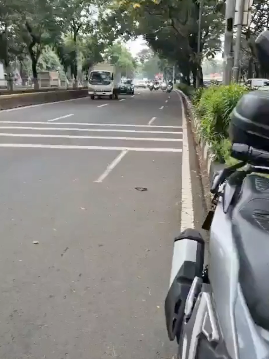 🚨 Ribuan massa dari aliansi ojol hari ini bergerak menuju kantor Kementerian Perhubungan RI, Rabu (17/9/2025). Sejak pukul 13.31 WIB, iring-iringan pengemudi ojol memenuhi jalanan ibu kota.  Aksi ini digelar untuk menyuarakan aspirasi dan tuntutan mereka agar didengar langsung oleh pemerintah. Solidaritas aliansi ojol kembali terlihat kuat di lapangan, menjadi bukti peran penting para pengemudi transportasi daring di Indonesia. #AliansiOjol #DemoOjol #OjekOnline #Kemenhub #Jakarta #TransportasiDaring #OjolBersatu #BeritaTerkini #AksiDamai #IKNposID