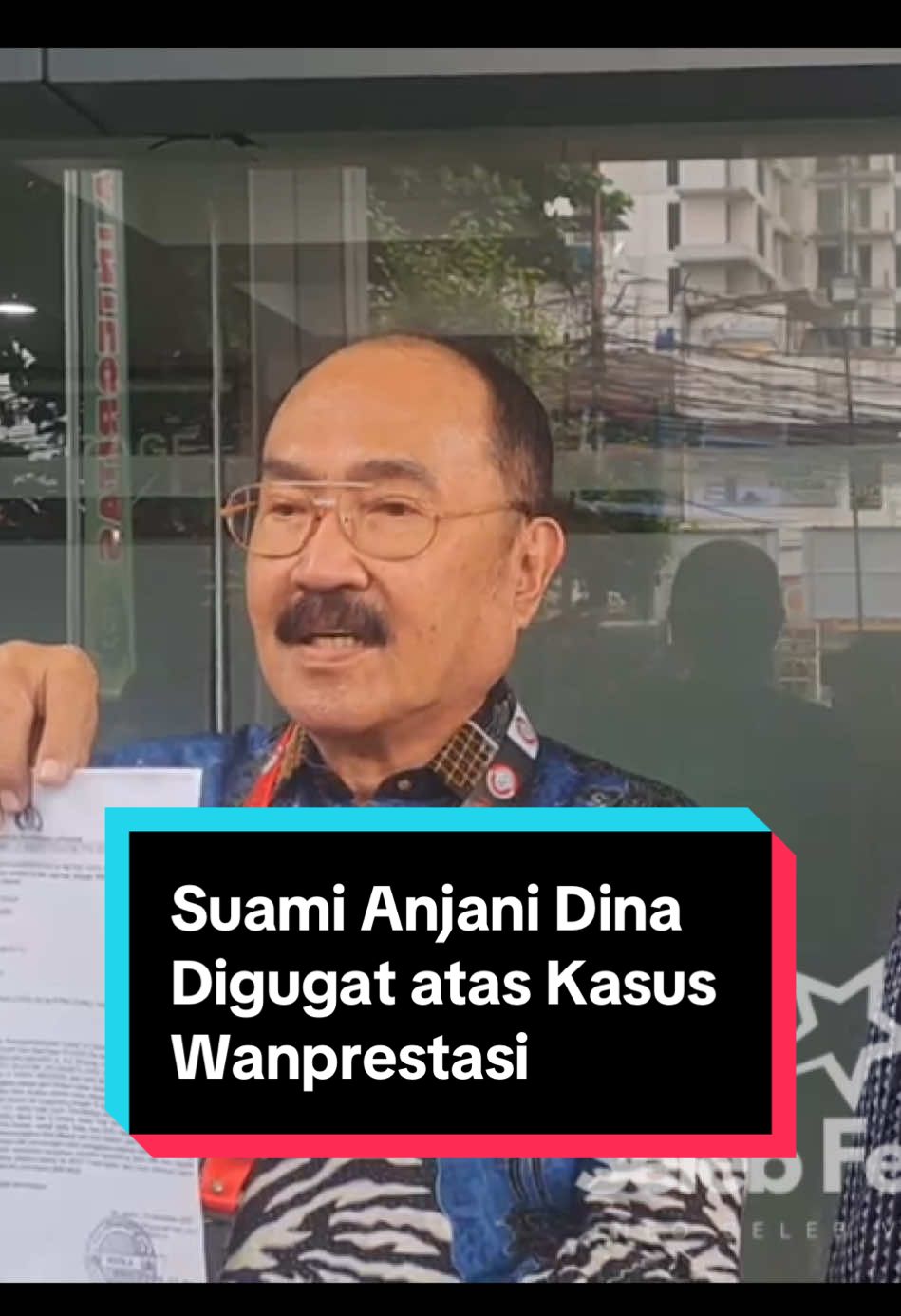 Suami dari artis Anjani Dina, Ezar Alkafia, digugat ke Pengadilan Negeri Jakarta Selatan oleh pengusaha Jenny Yulia Yusuf atas kasus wanprestasi dan perbuatan melawan hukum. Kuasa hukum Jenny, Fredrich Yunadi mengungkapkan bahwa kliennya telah menjadi korban atas penipuan dan penggelapan yang diduga dilakukan oleh Ezar Alkafia. Ezar diduga telah melelang rumah milik Jenny sebesar Rp 11 miliar. Akibatnya, Jenny kehilangan rumah yang ditaksir bernilai Rp 40 miliar. Sebelumnya Jenny dan kuasa hukumnya juga telah membuat laporan polisi di Polda Metro Jaya. #jennyyuliayusuf #anjanidina #fredrichyunadi #foryourpage #fyp 